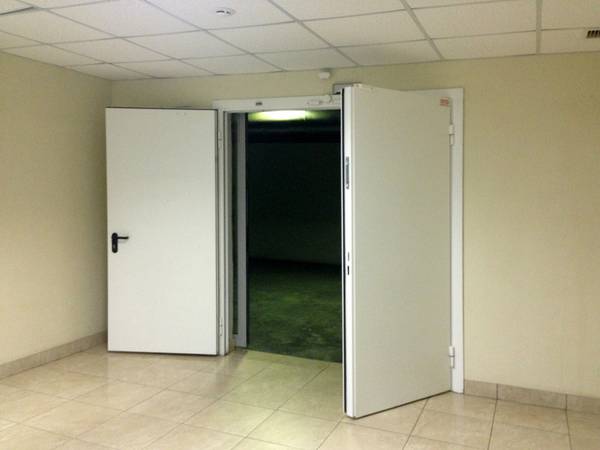 Белая глухая пожаростойкая дверь в больнице