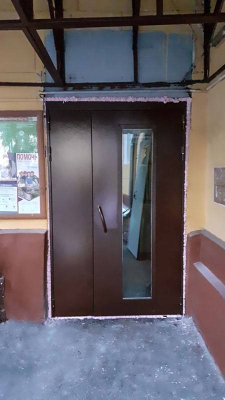 Дверь на входе в подъезд Дверь на входе в подъезд