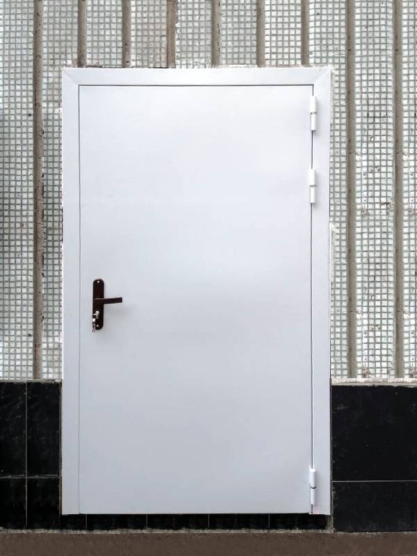 Нестандартная дверь снаружи (ул. Большая Переяславская, 50) Нестандартная дверь снаружи (ул. Большая Переяславская, 50)