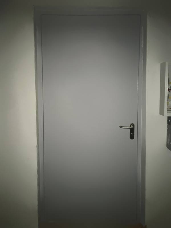 Обратная сторона огнестойкой двери (пожарное депо)