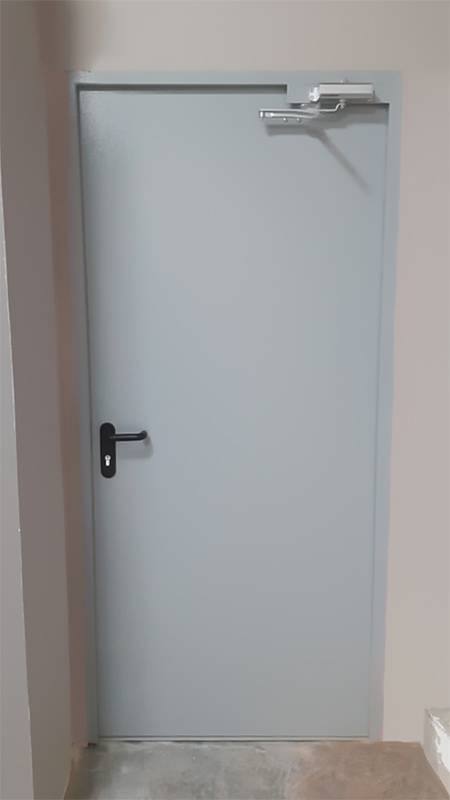 Однопольная дверь изнутри (коридор школы, р-н Марьина Роща)