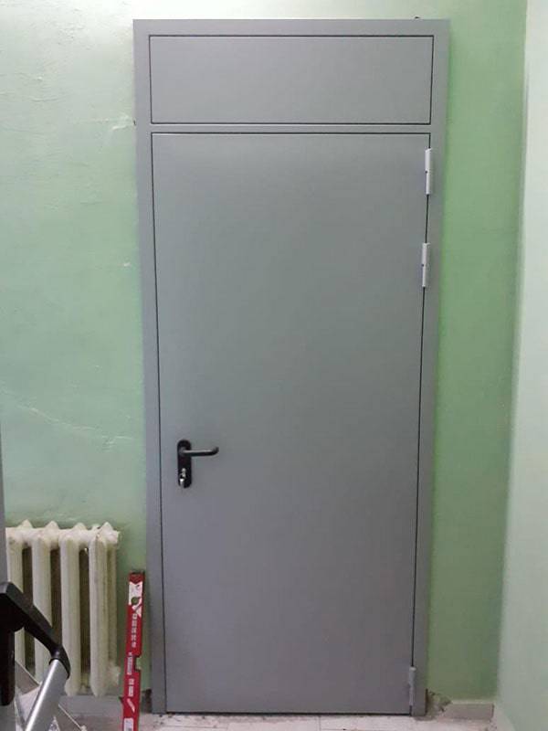 Одностворчатая дверь с фрамугой Одностворчатая дверь с фрамугой