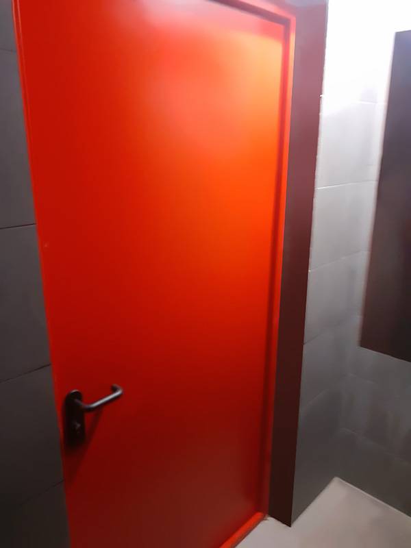 Огнеупорная дверь, вид сзади Огнеупорная дверь, вид сзади