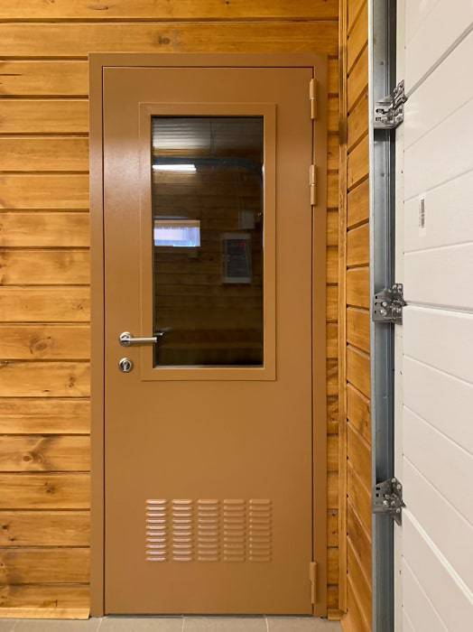 Остекленная дверь с вентрешеткой с внешней стороны