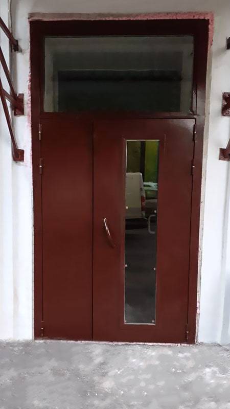 Подъездная дверь с прозрачной фрамугой Подъездная дверь с прозрачной фрамугой