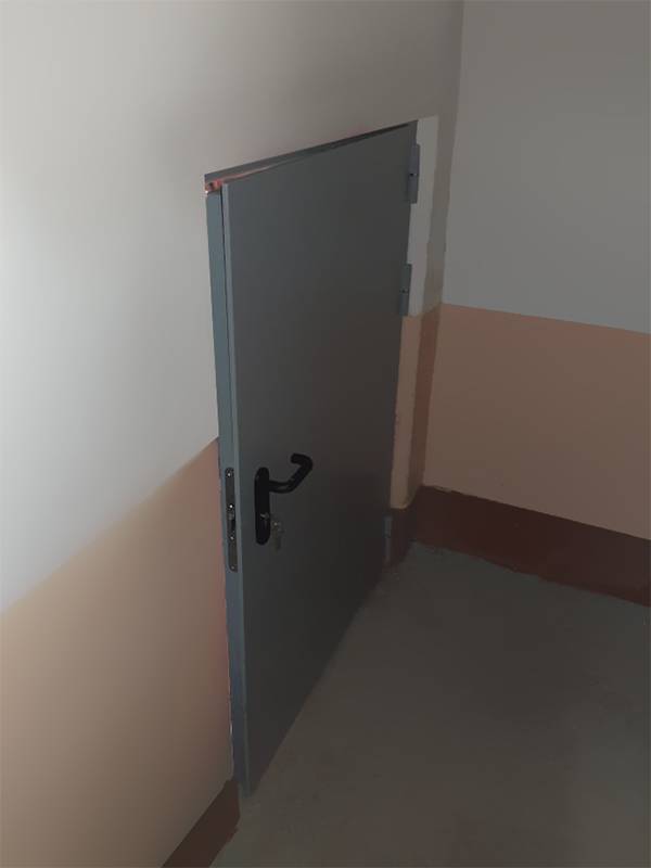 Широкая глухая дверь