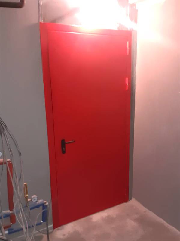 Внешняя сторона огнезащитной двери Внешняя сторона огнезащитной двери